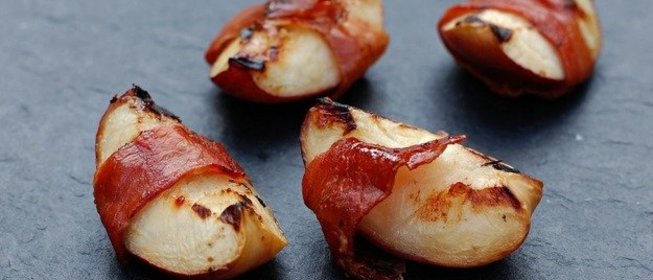 Закуска из нектаринов и бекона