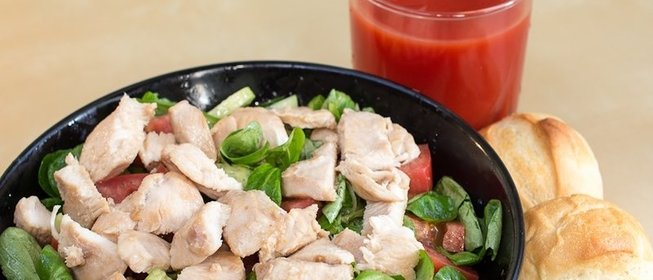 Легкий салат с курицей