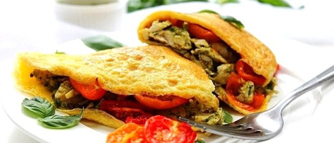 Омлет с курицей и помидорами