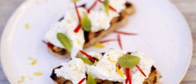 Закуска из сыра, чили и лимона