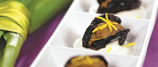 Закуска из чернослива со взбитой сметаной