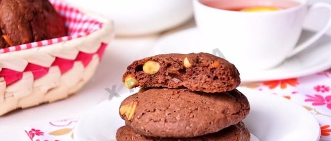 Шоколадное печенье с арахисом