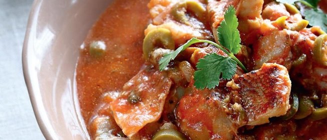 Рагу из морского окуня с оливками и каперсами