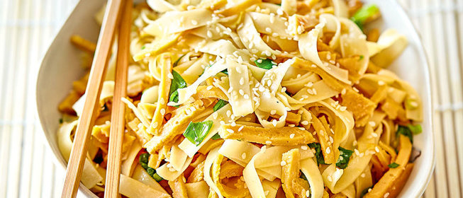 Лапша с омлетом и зеленым луком