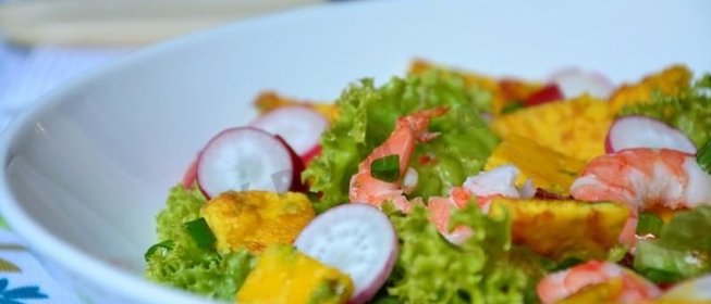 Салат с креветками и сырным омлетом