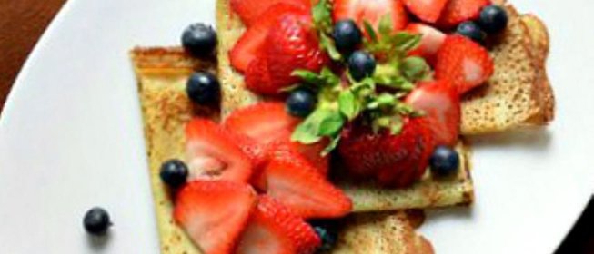 Блины с клубникой и голубикой