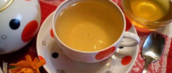 Шиповниковый чай с лепестками календулы