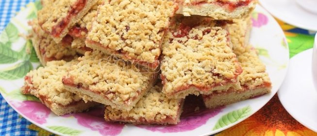 Быстрое печенье с малиновым джемом