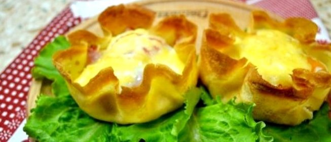 Салат в блинных мешочках