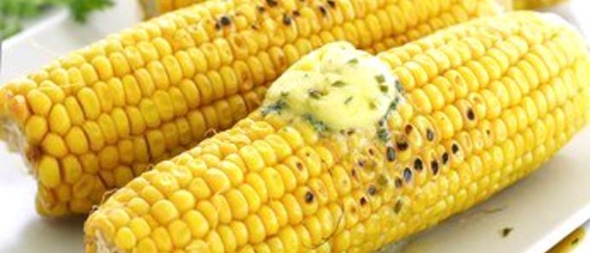 Золотистая кукуруза на гриле в сыре с дольками лайма