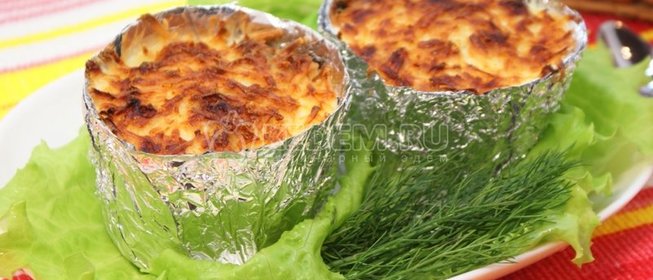 Куриное филе с грибами и сыром в горшочках из фольги