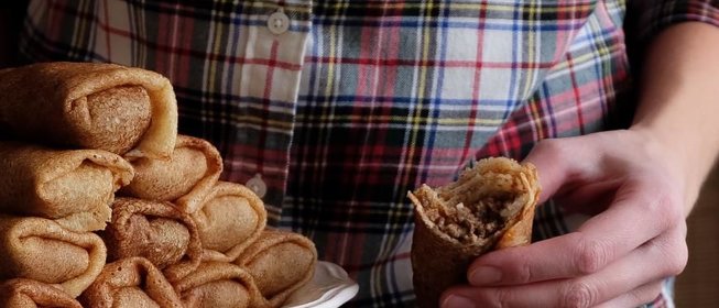 Щи на свиных ребрышках с кислой капустой и блинчики с мясом на закуску