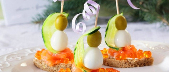 Канапе из форели, молодого сыра и перепелиного яйца