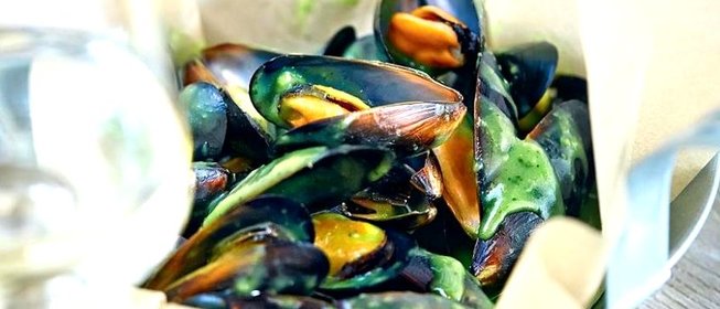 Мидии в соусе из имбиря и петрушки