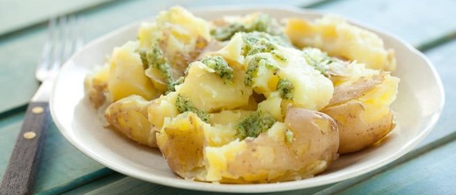 Молодая картошка с соусом