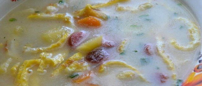 Манный суп с блинчиками и колбаской