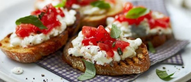 Брускетты с помидорами