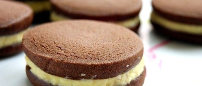 Шоколадное печенье с кокосовым кремом