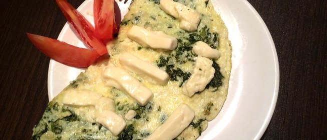 Омлет со сметаной, шпинатом и козьим сыром