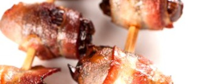 Финики в беконе, фаршированные сыром стилтон