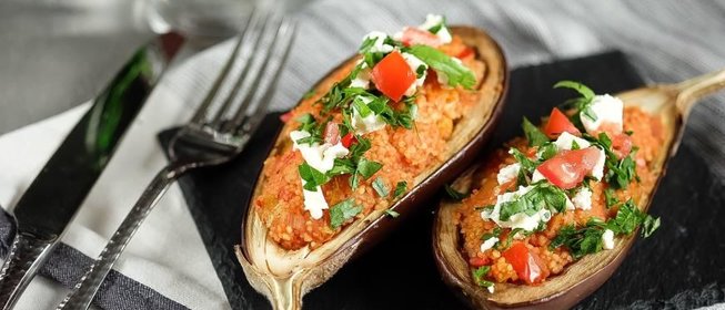 Баклажаны, фаршированные овощами и кускусом