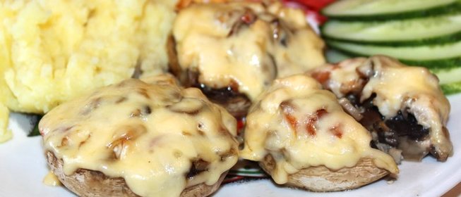 Шампиньоны, фаршированные курицей и овощами