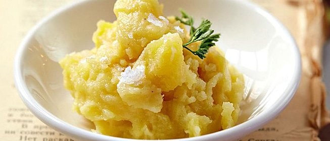 Мятый картофель с ошпаренным луком