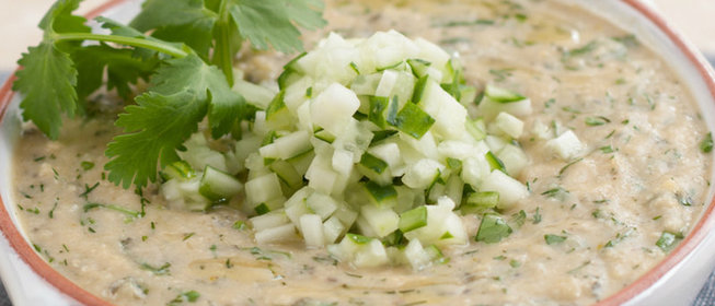 Пряный хумус со свежим огурцом