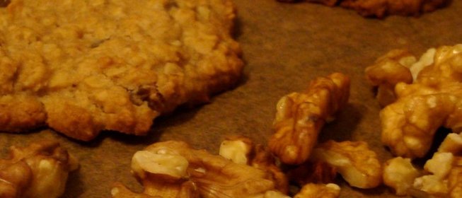 Овсяное ароматное печенье с медом, грецкими орехами, изюмом