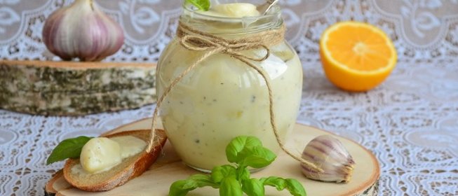 Чеснок в сметанном соусе.