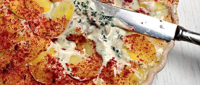 Запеканка из картофеля с цесаркой и голубым сыром