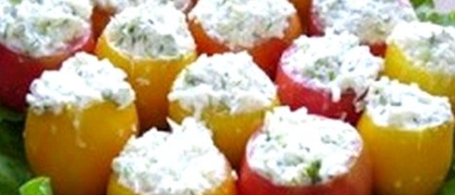 Запеченный перец, фаршированный брынзой