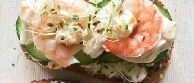 Тартины с огурцом и креветками