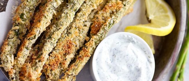 Спаржа в панировочных сухарях с йогуртово-чесночным соусом