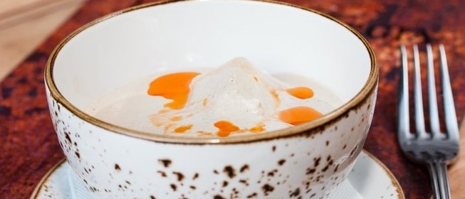 Теплый салат с лососем и омлетом