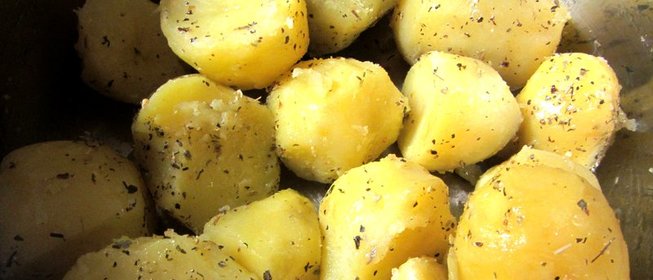 Вареный молодой картофель с петрушкой и оливковым маслом