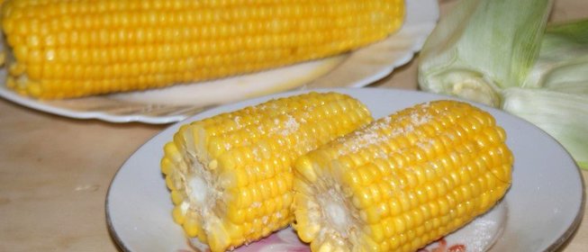 Отварная молодая кукуруза