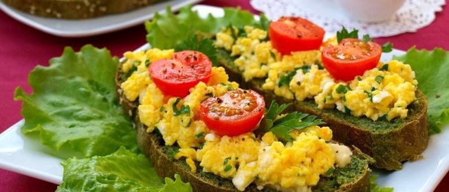 Зелёные бутерброды с омлетом и брынзой