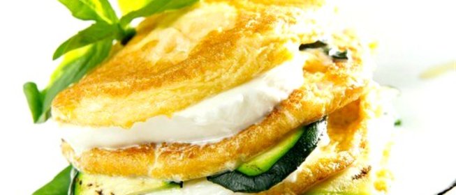 Пирамида из омлета и моцареллы