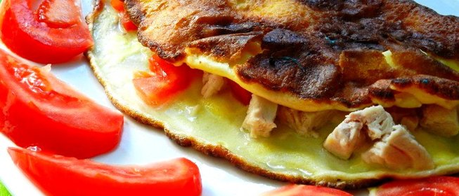 Омлет с курицей и томатами
