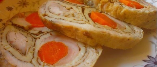 Руляда из курицы с блинами и морковью