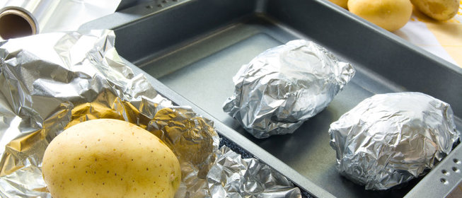 Картофель с беконом и чесноком в фольге