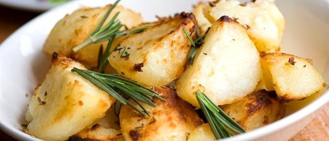 Жареный молодой картофель с каперсами, чесноком и розмарином