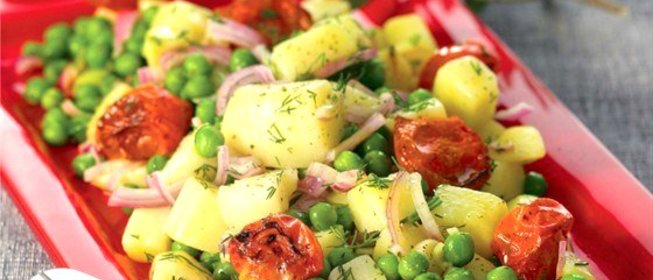 Теплая картофельная закуска с зеленым горошком, жареными томатами и укропом