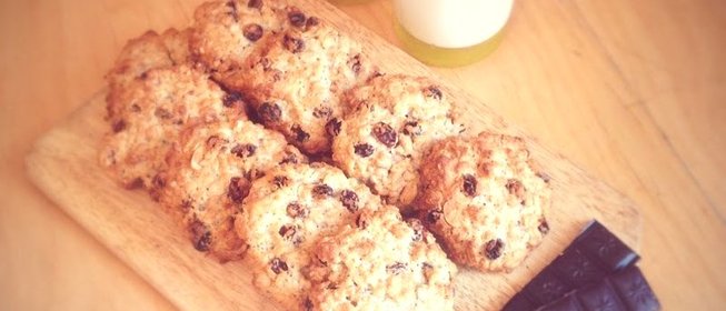 Традиционное овсяное печенье с изюмом и арахисом