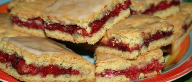 Рассыпчатое печенье с малиной