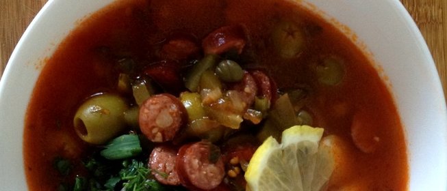 Солянка с копчеными ребрами и колбасками