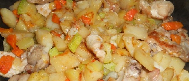 Картофель жареный с курицей и овощами
