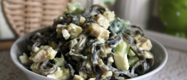 Салат с консервированным кальмаром и морской капустой