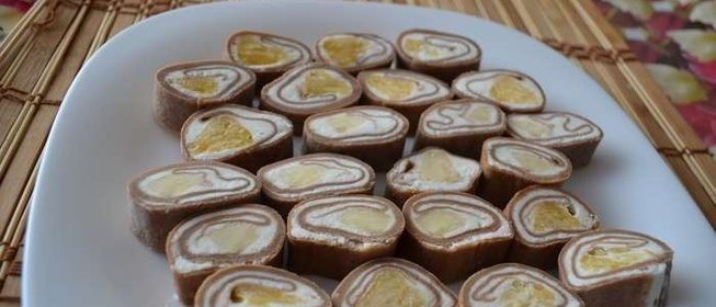 Сладкий ролл с фруктами